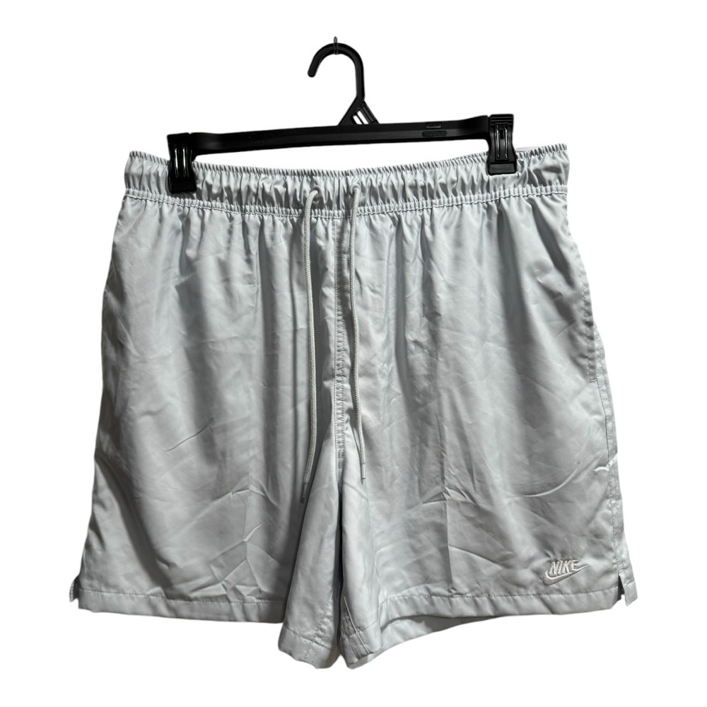 Men’s Nike Standard Fit Above the Knee‎ Length Shorts, size Large, Silver